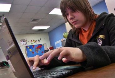 У TikTok поширюється тренд, де школярі ламають свої Chromebook для зриву уроків