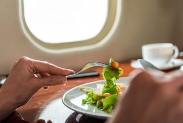 Какие продукты не стоит есть перед полетом: эксперт по путешествиям дала эффективные советы
