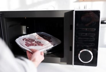 Чому не варто розморожувати м'ясо у мікрохвильовці: експерти попередили про небезпеку
