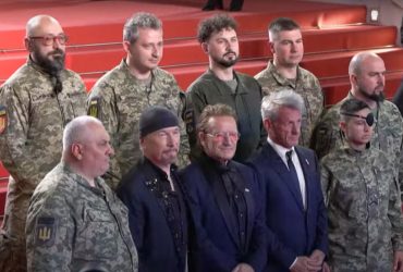 Фронтмен U2 вышел на красную дорожку в Каннах вместе с украинскими военными