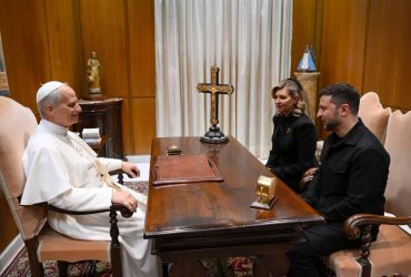 Зеленський розповів, який подарунок зробив Папі Леву XIV