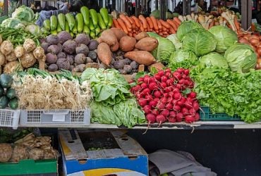 Деякі овочі та фрукти в Україні стрімко дешевшають: що та скільки зараз коштує