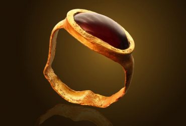 Найденное археологами 2300-летнее золотое кольцо было захоронено в древности во время особенного ритуала