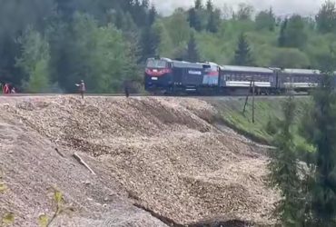 Рух поїздів на карпатській ділянці знову відкрито: "Укрзалізниця" попередила про затримки