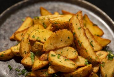 Как вкусно запечь картошку: эксперт поделилась необыкновенно хрустящим рецептом