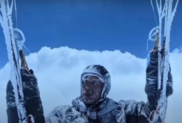 Китайський парапланерист дивом вижив після випадкового польоту на висоті 8000 метрів над хмарами