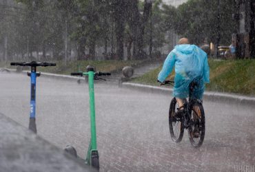 Киев накрыли дожди и грозы: синоптики объявили І уровень опасности