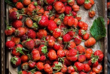 Не стоит выбрасывать хвостики клубники - они полезнее, чем кажется