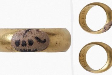 В британському полі знайшли золоту траурну каблучку з вигравіруваними черепом і датою