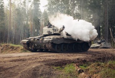 Захід застряг у минулому, доки світ котиться до Третьої світової, - британський маршал