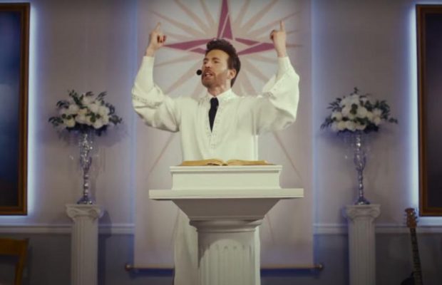 С Крисом Эвансом в роли лидера секты: вышел трейлер нового фильма Итана Коэна