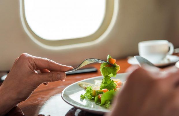 Які продукти не варто їсти перед польотом: експерт з подорожей дала ефективні поради