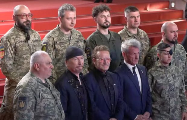 Фронтмен U2 вышел на красную дорожку в Каннах вместе с украинскими военными