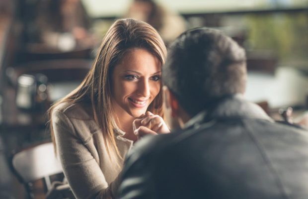 Дівчина дізналася, що її подруга спить із одруженим чоловіком: у Мережі порадили, як вчинити