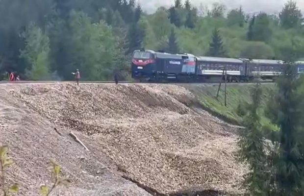 Движение поездов на карпатском участке снова открыто: "Укрзализныця" предупредила о задержках
