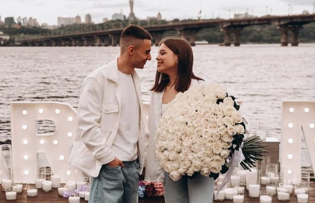 Відомий український співак освідчився своїй дівчині (фото)