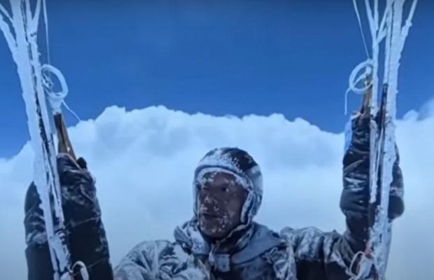 Китайский парапланерист чудом выжил после случайного полета на высоте 8000 метров над облаками