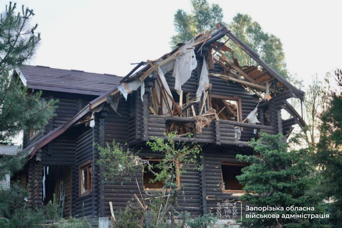 Росіяни масовано атакували Запоріжжя та область: є поранені (фото, відео)