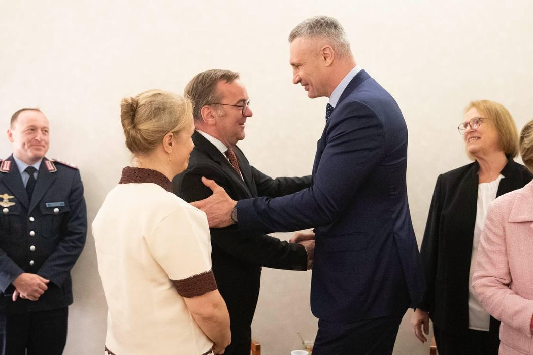 Кличко у Франкфурті отримав премію за права людини імені Франца Верфеля та зустрівся з міністром оборони Німеччини Борисом Пісторіусом Кличко у Франкфурті отримав премію за права людини імені Франца Верфеля та зустрівся з міністром оборони Німеччини Борисом Пісторіусом