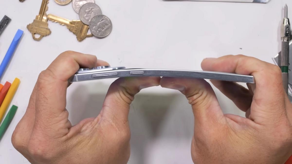 Galaxy S25 Edge прошел тест на прочность JerryRigEverything / Скриншот с видео Galaxy S25 Edge прошел тест на прочность JerryRigEverything / Скриншот с видео