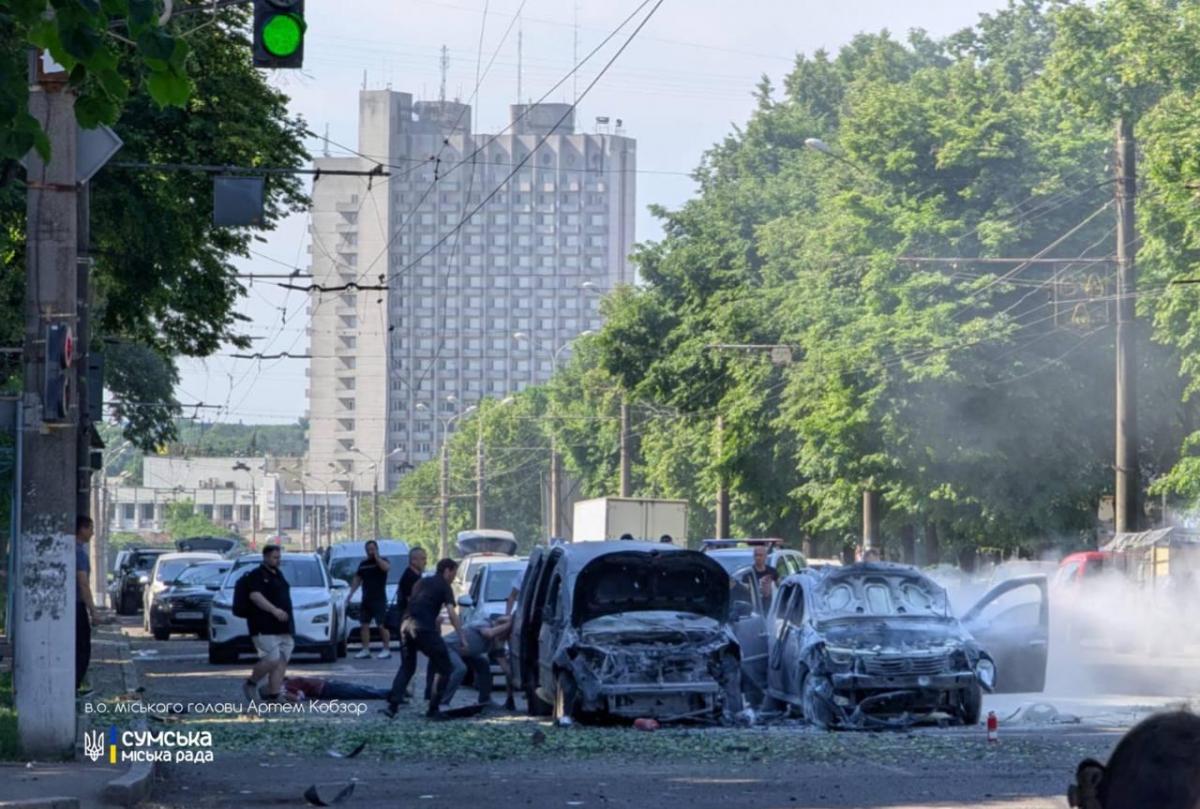 В місті Сума близько 9 ранку було 5 влучань з реактивної системи залпового вогню дальньої дії / фото Сумська міськрада В місті Сума близько 9 ранку було 5 влучань з реактивної системи залпового вогню дальньої дії / фото Сумська міськрада