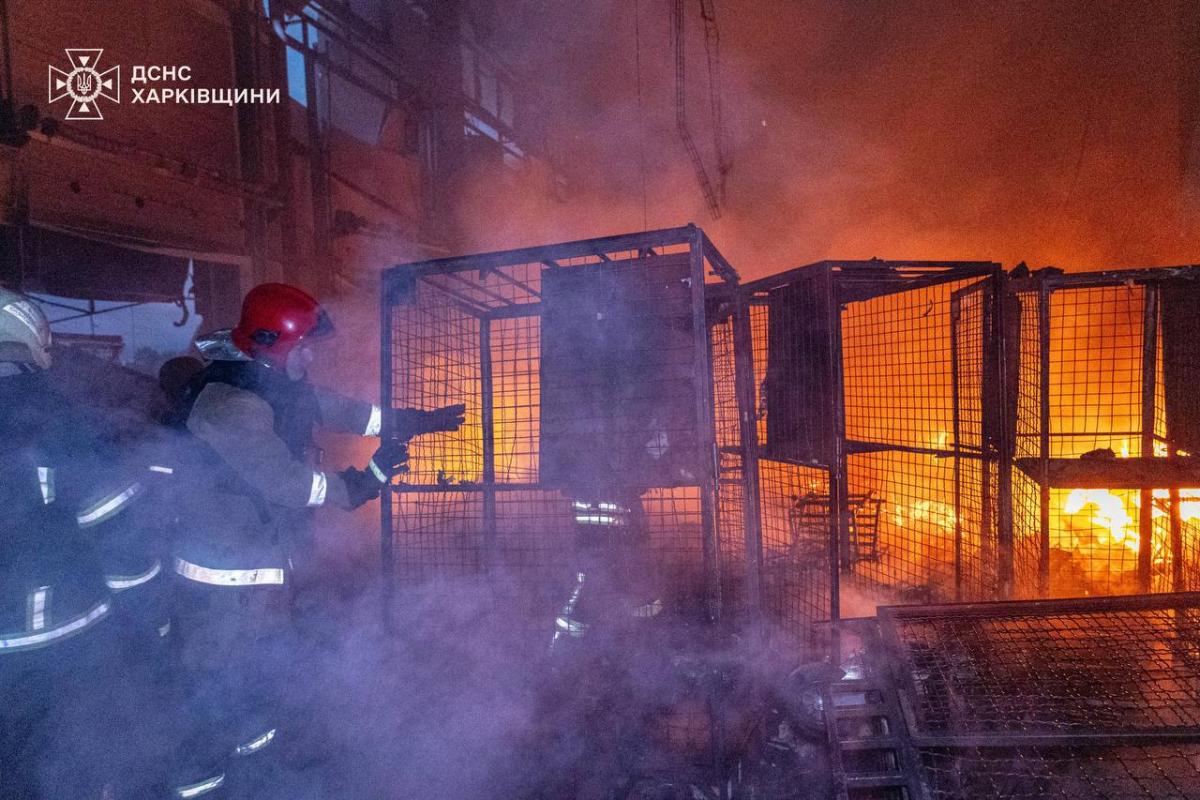 Компанія вже працює з клієнтами, чиї посилки знищені / фото ДСНС Харківщини Компанія вже працює з клієнтами, чиї посилки знищені / фото ДСНС Харківщини