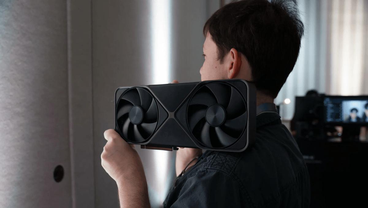 GeForce RTX 5090 FE / фото The Verge GeForce RTX 5090 FE / фото The Verge