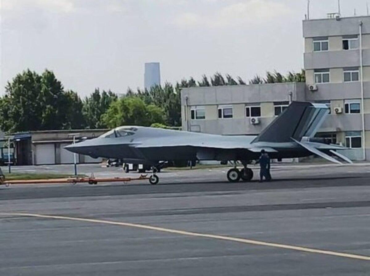 J-35 оснащуються двома китайськими двигунами нового типу, наприклад, WS-13E / фото Clash Report J-35 оснащуються двома китайськими двигунами нового типу, наприклад, WS-13E / фото Clash Report