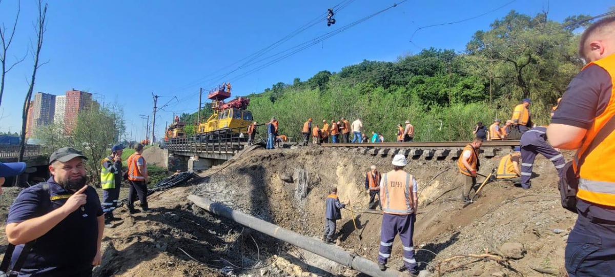 Під час удару по Києву були пошкоджені колії / фото Укрзалізниця Під час удару по Києву були пошкоджені колії / фото Укрзалізниця
