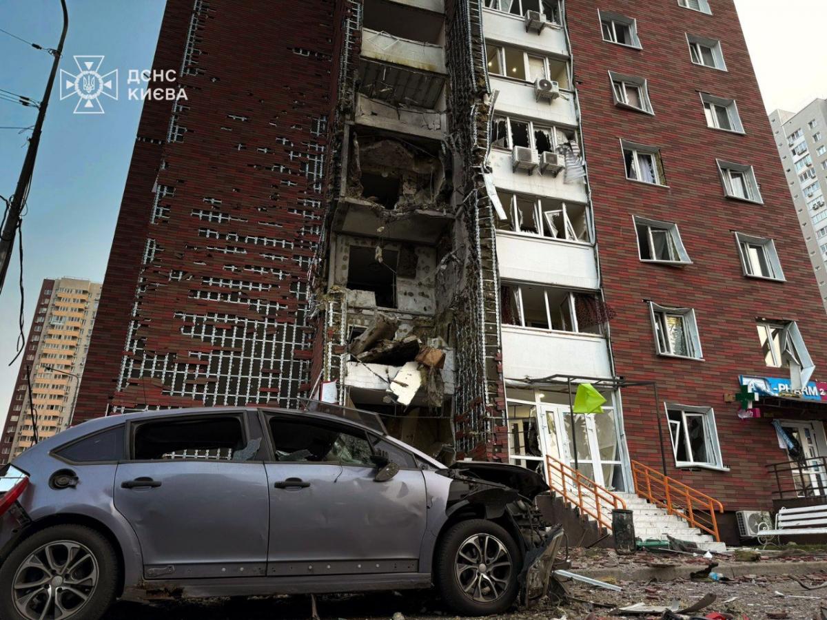 Росія масовано вдарила по Києву: в ДСНС показали наслідки (фото) Росія масовано вдарила по Києву: в ДСНС показали наслідки (фото)
