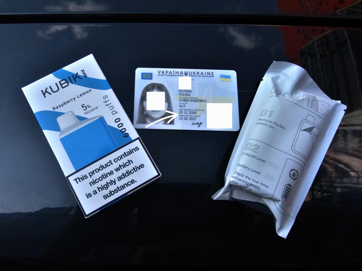 У Києві підлітки можуть легко купити ароматизовані електронні сигарети / фото Дмитро Ключко