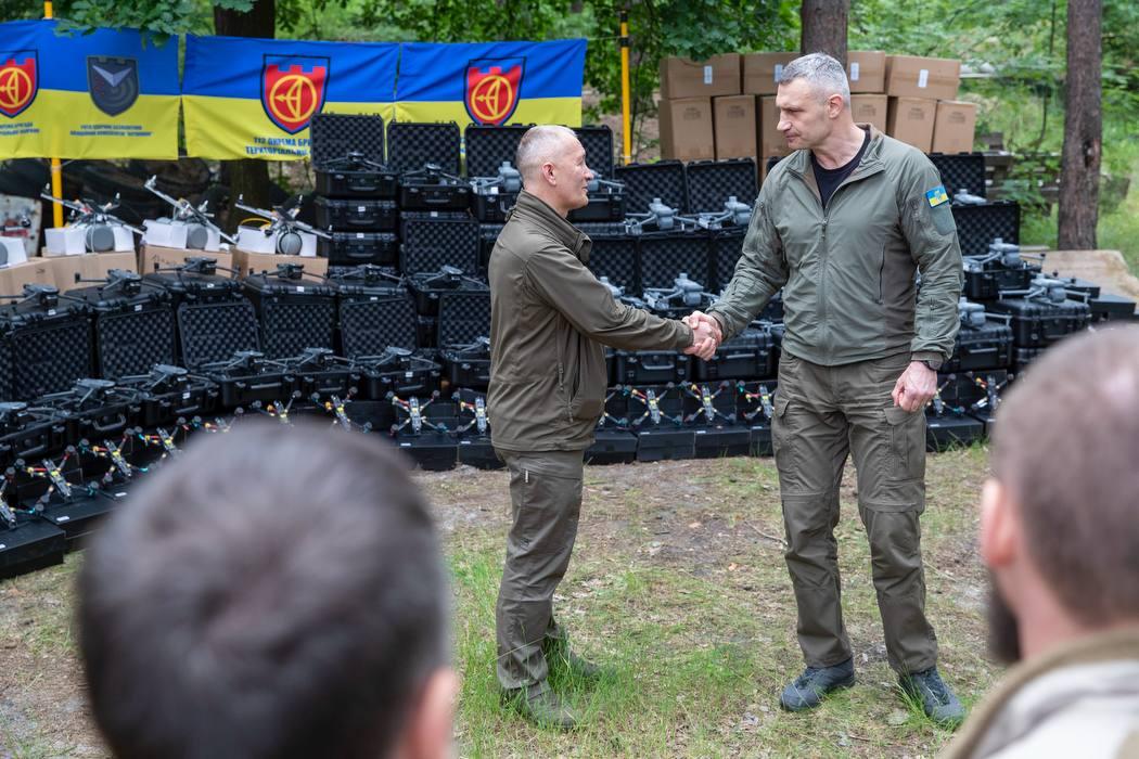 Кличко: 112 бригада отримала 2400 БпЛА від громади столиці, а 92 бригада – 5 вантажівок Кличко: 112 бригада отримала 2400 БпЛА від громади столиці, а 92 бригада – 5 вантажівок