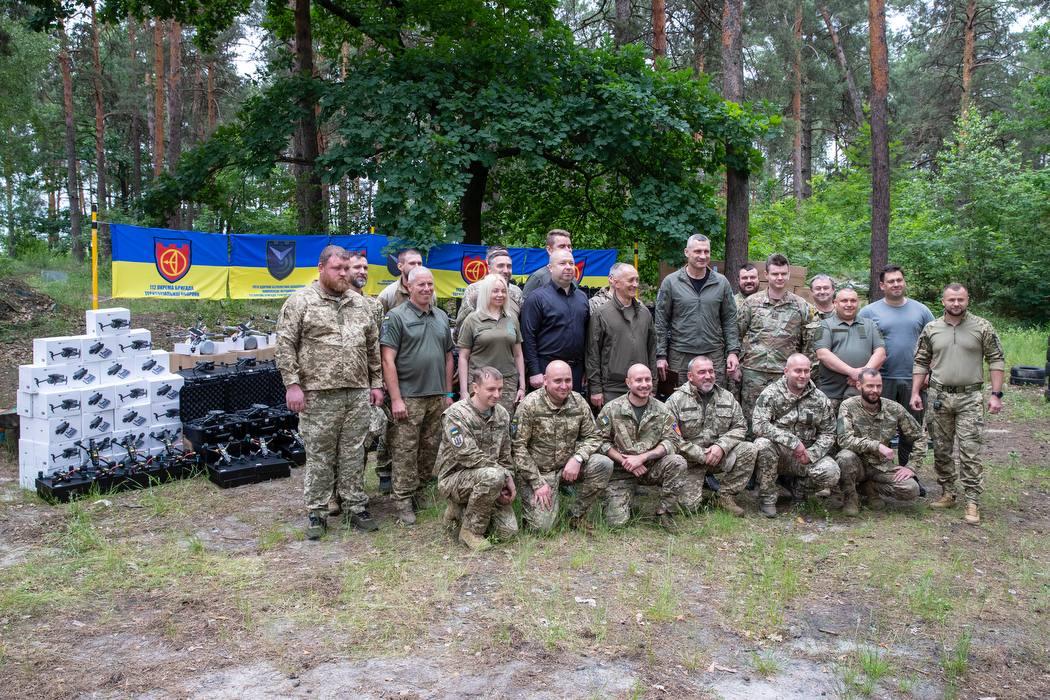 Кличко: 112 бригада отримала 2400 БпЛА від громади столиці, а 92 бригада – 5 вантажівок Кличко: 112 бригада отримала 2400 БпЛА від громади столиці, а 92 бригада – 5 вантажівок