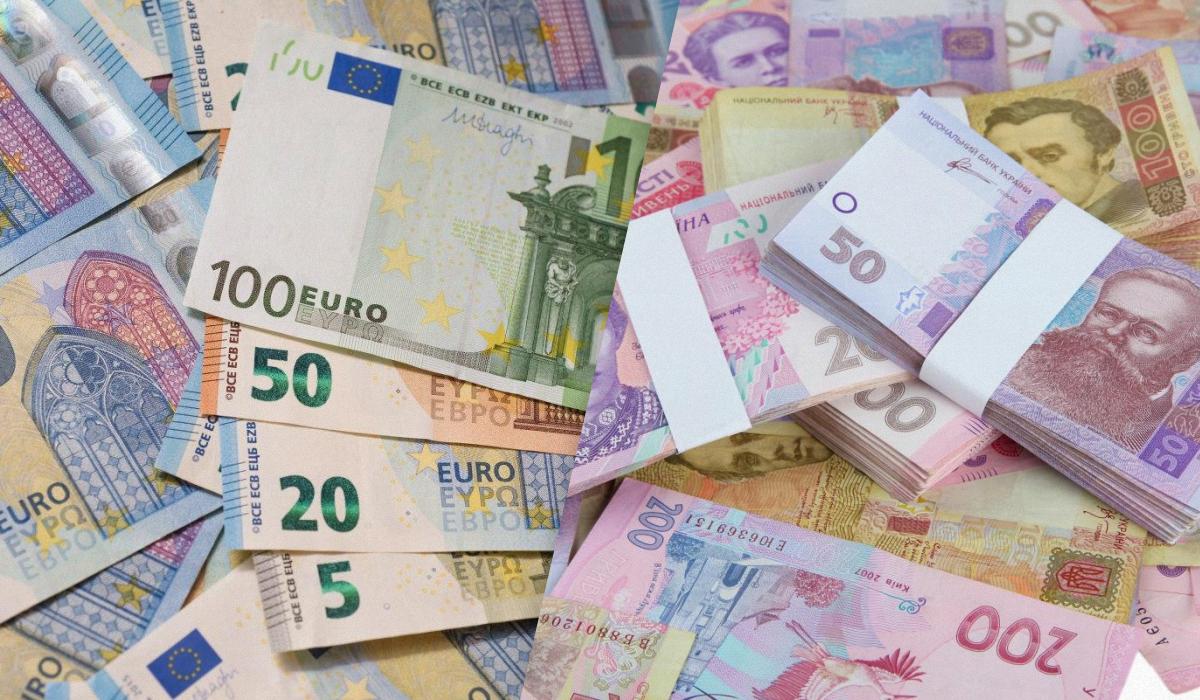 Гривня потеряла сразу 62 копейки по сравнению с евро / Коллаж УНИАН, фото - УНИАН, ua.depositphotos.com Гривня потеряла сразу 62 копейки по сравнению с евро / Коллаж УНИАН, фото - УНИАН, ua.depositphotos.com