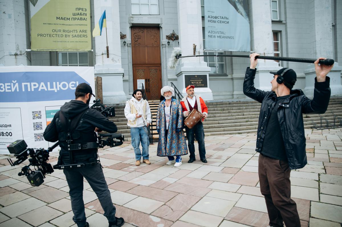 Сніг влітку, робота під час обстрілів і суперзірки в кадрі: у Києві завершили знімання казки 'Вартові Різдва' Сніг влітку, робота під час обстрілів і суперзірки в кадрі: у Києві завершили знімання казки 'Вартові Різдва'