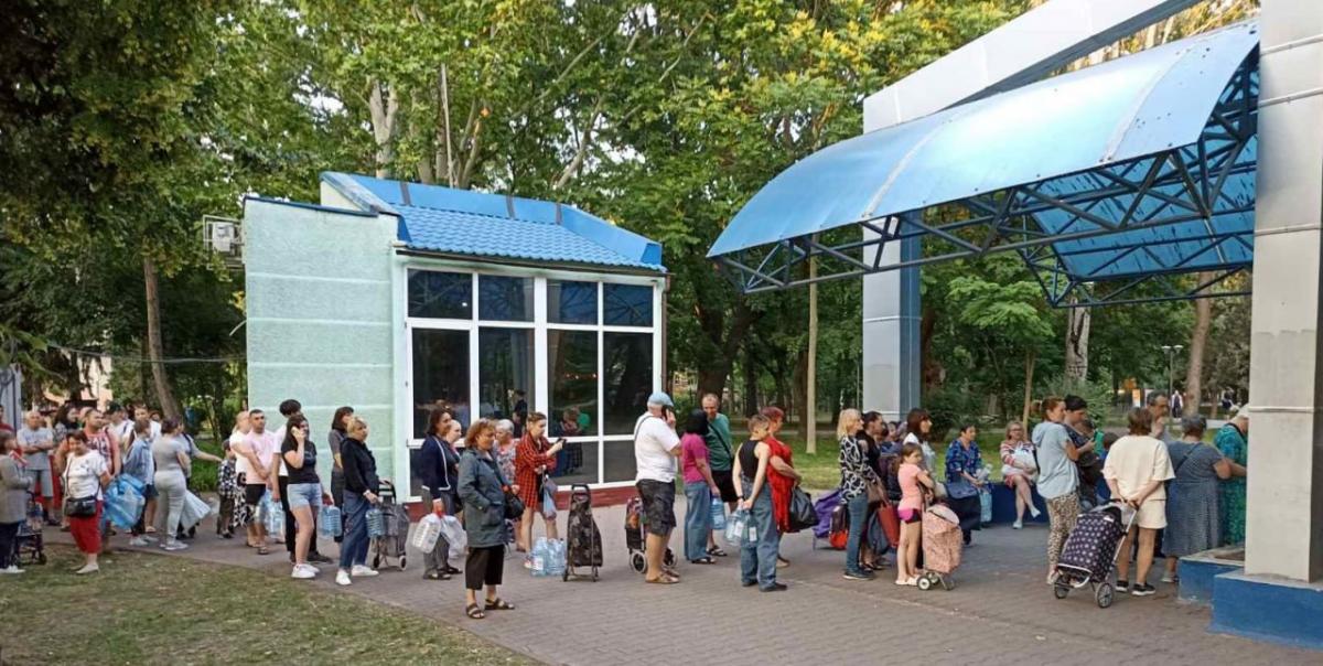Люди стоять у великих чергах за водою / фото Лариса Козова, УНІАН Люди стоять у великих чергах за водою / фото Лариса Козова, УНІАН