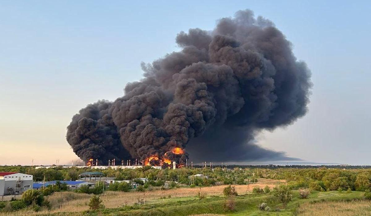 Останній удар дронами по нафтобазі у РФ відбувся 6 червня. Але це був не цивільний об’єкт, адже розташована вона у Енгельсі для потреб російського військового аеродрому / Фото: Telegram-канали Останній удар дронами по нафтобазі у РФ відбувся 6 червня. Але це був не цивільний об’єкт, адже розташована вона у Енгельсі для потреб російського військового аеродрому / Фото: Telegram-канали