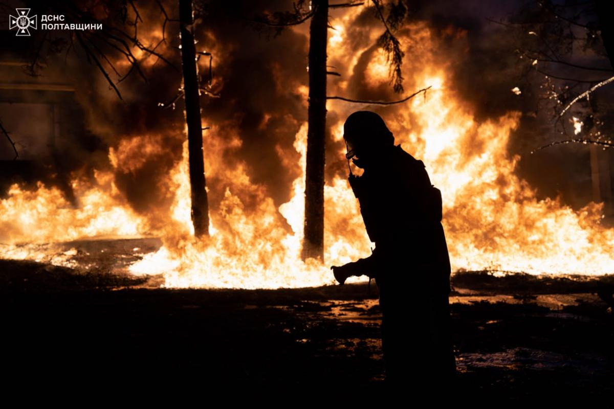 Оккупанты ударили по Кременчугу / фото ГСЧС Оккупанты ударили по Кременчугу / фото ГСЧС