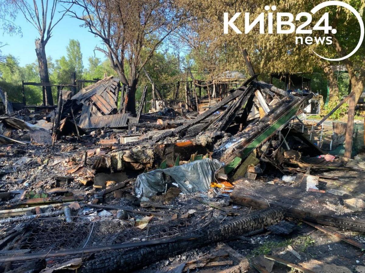 Российский дрон упал посреди частного сектора на Русановских садах в Днепровском районе Киева / фото Киев24 Российский дрон упал посреди частного сектора на Русановских садах в Днепровском районе Киева / фото Киев24