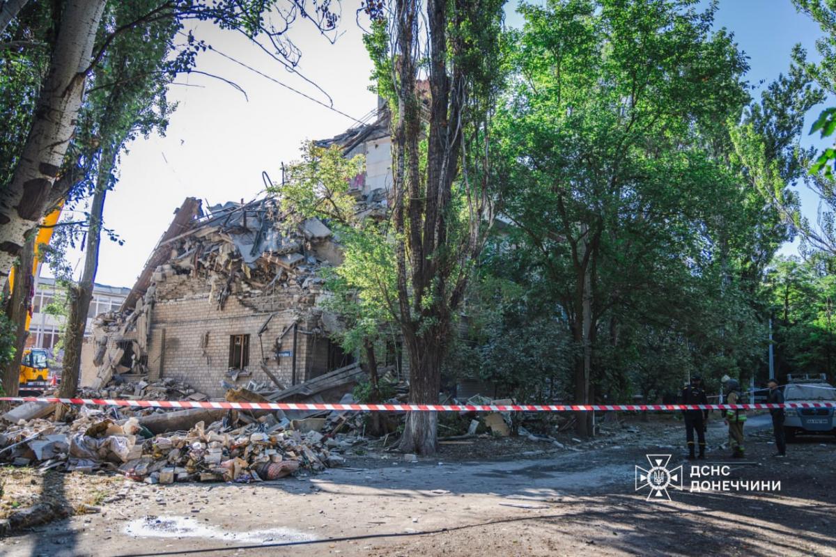 Последствия вражеских ударов в Краматорске / фото ГСЧС Донецкой области Последствия вражеских ударов в Краматорске / фото ГСЧС Донецкой области