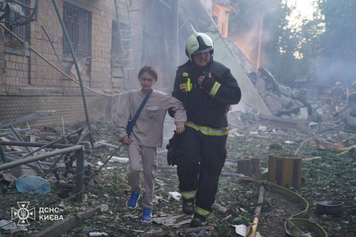 Окупанти вночі ударили по Києву / фото ДСНС Окупанти вночі ударили по Києву / фото ДСНС