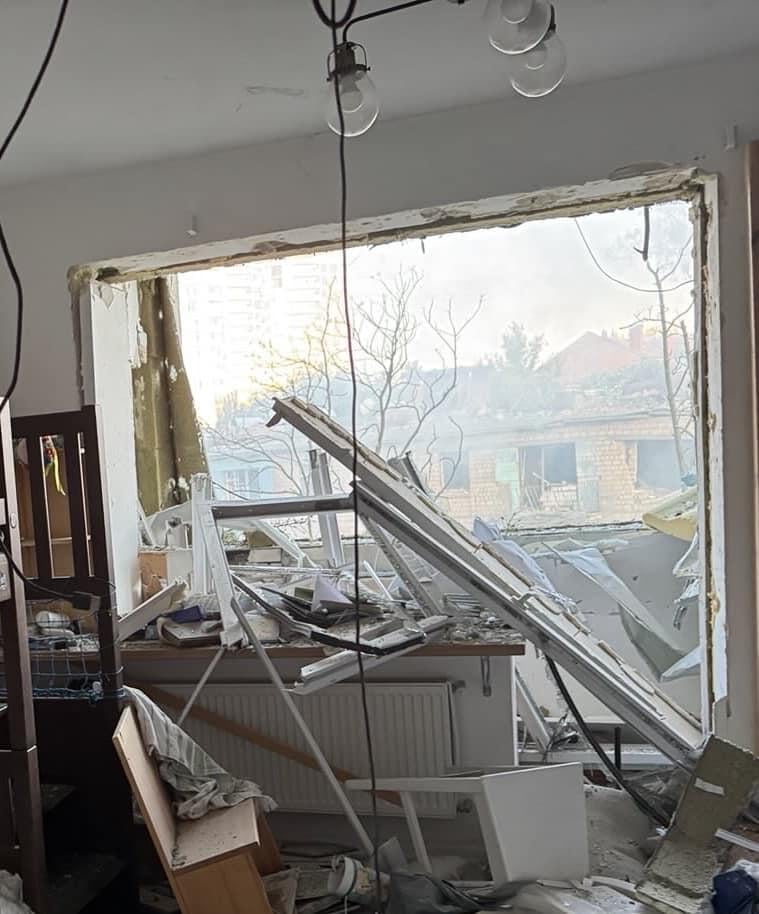 Квартира Тараса Тополи после обстрела 23 июня / фото из фейсбука Тараса Тополи Квартира Тараса Тополи после обстрела 23 июня / фото из фейсбука Тараса Тополи