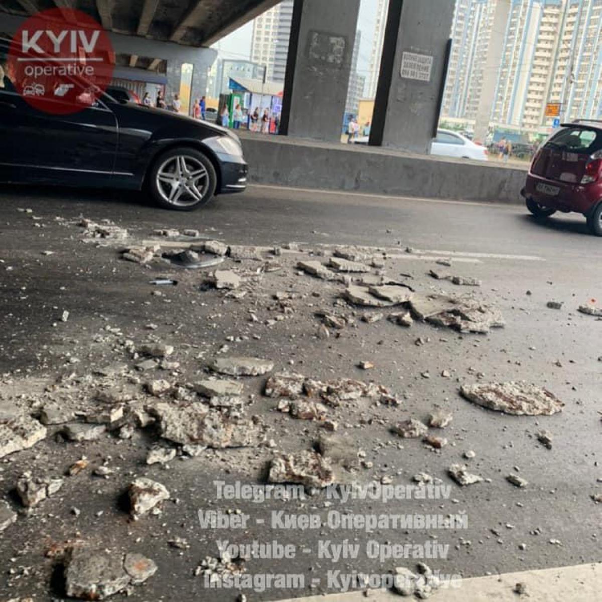 С моста еще в 2019 году сыпался бетон / фото Киев Оперативный С моста еще в 2019 году сыпался бетон / фото Киев Оперативный