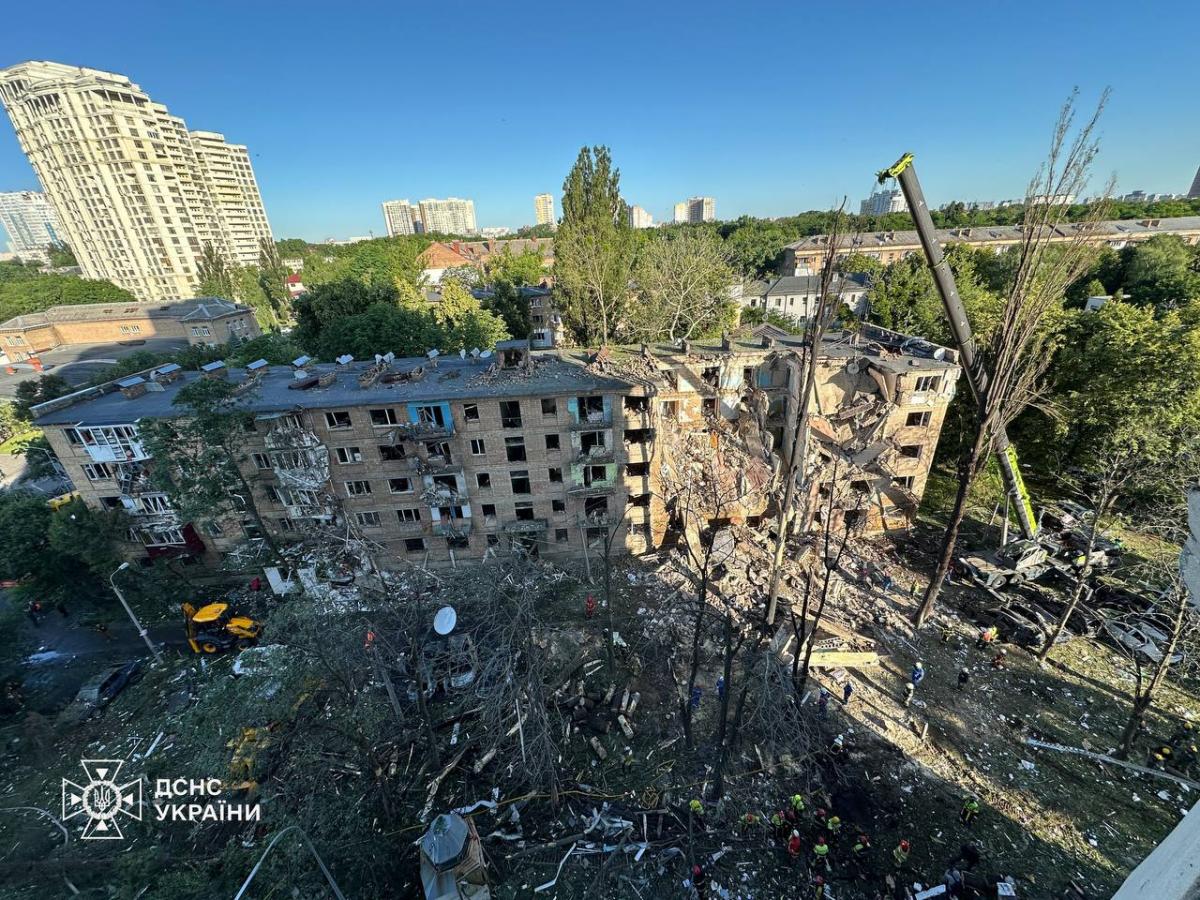 The occupiers hit the residential 5-storey building / SES photo The occupiers hit the residential 5-storey building / SES photo