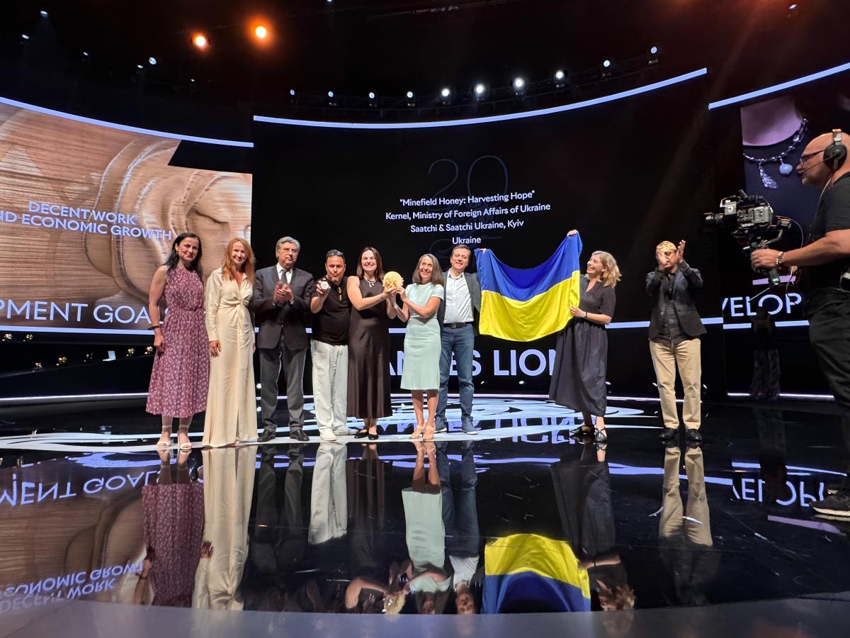 Проєкт 'Мед мінних полів' отримав перше в історії України золото Каннських Левів Проєкт 'Мед мінних полів' отримав перше в історії України золото Каннських Левів