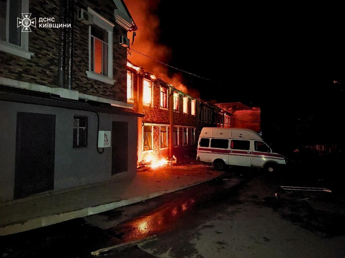 Росіяни вдарили вночі по цивільних об'єктах на Київщині, а заявили, що по військових / фото ДСНС Росіяни вдарили вночі по цивільних об'єктах на Київщині, а заявили, що по військових / фото ДСНС