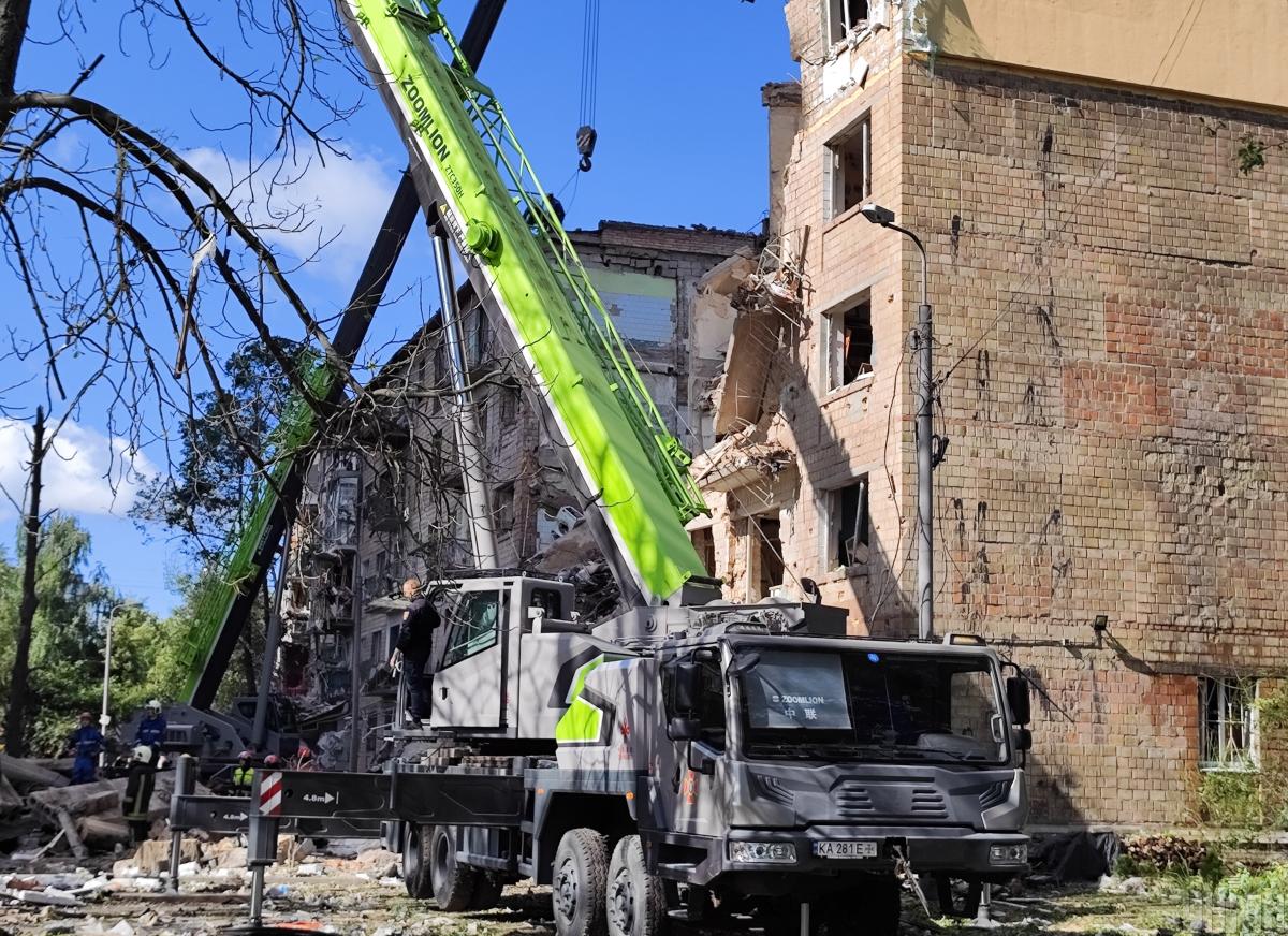 Зруйнований житловий будинок після влучання ракети в Шевченківському районі Києва / фото УНІАН, Олександр Синиця Зруйнований житловий будинок після влучання ракети в Шевченківському районі Києва / фото УНІАН, Олександр Синиця
