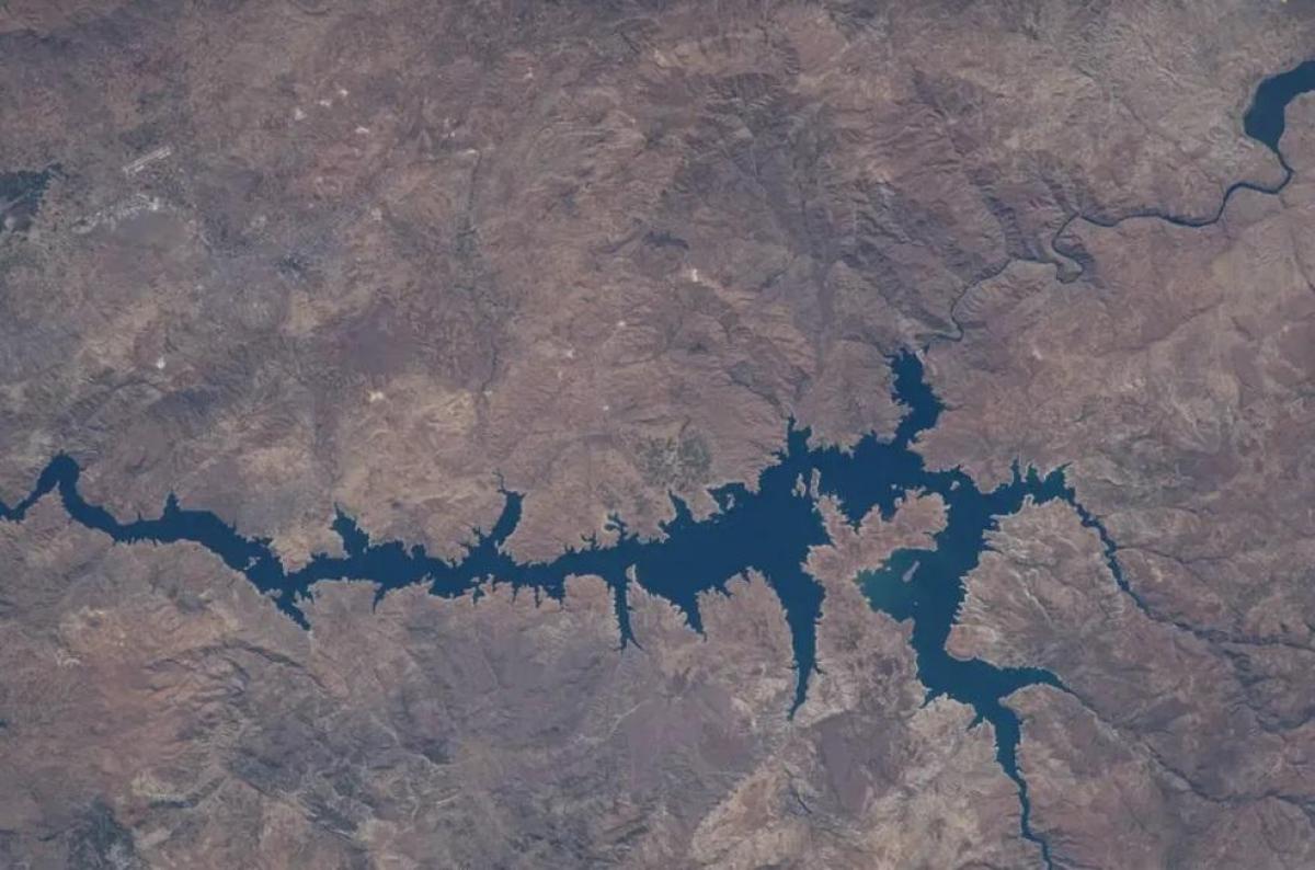 Сейчас система рек Тигр-Евфрат высыхает с поразительной скоростью / фото NASA Сейчас система рек Тигр-Евфрат высыхает с поразительной скоростью / фото NASA