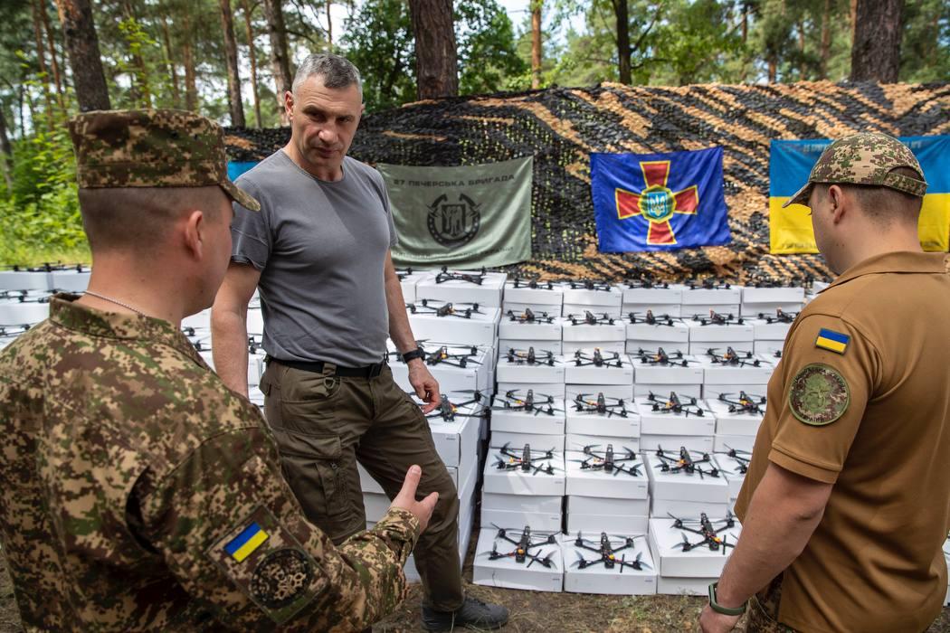 Громада столиці передала двом бригадам НГУ ще 1700 дронів різних типів, - Віталій Кличко Громада столиці передала двом бригадам НГУ ще 1700 дронів різних типів, - Віталій Кличко