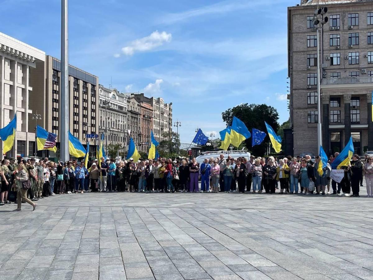 Тысячи людей вышли в Киеве с требованиями 'перестать воровать на фортификациях и гуманитарке' Тысячи людей вышли в Киеве с требованиями 'перестать воровать на фортификациях и гуманитарке'
